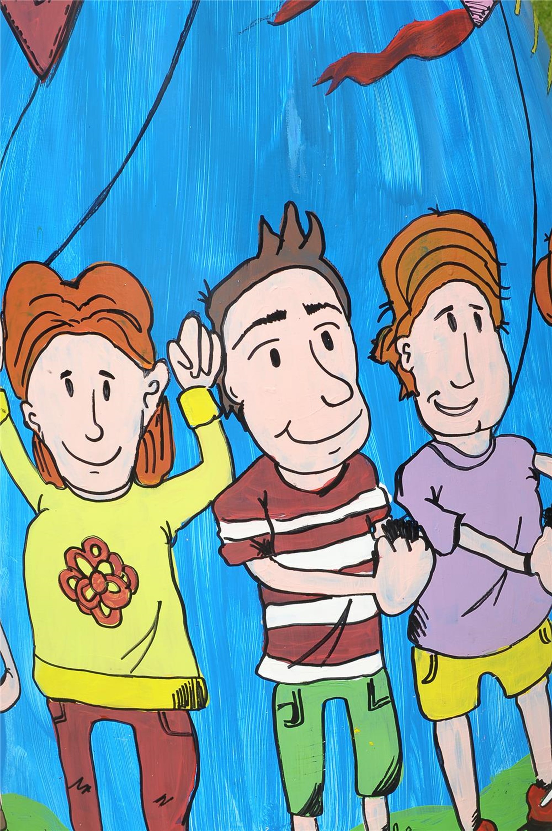 Auf dem Bild ist eine bunte Zeichnung von drei Kindern zu sehen. Sie stehen nebeneinander vor blauem Hintergrund, lächeln und wirken fröhlich. Links trägt ein Kind ein gelbes Oberteil mit roter Blume, in der Mitte ein Kind ein rot-weiß gestreiftes Shirt und grüne Shorts, rechts ein Kind ein lila Shirt mit gelber Hose.