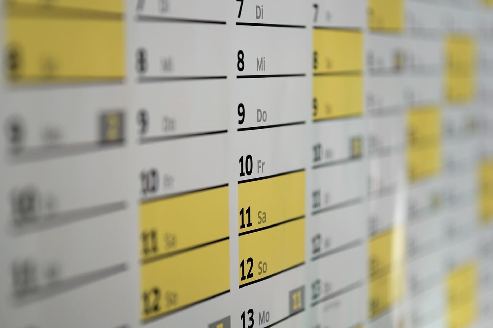 Ein Kalender mit hervorgehobenen Tagen, der die Wochentage von Montag bis Sonntag anzeigt.