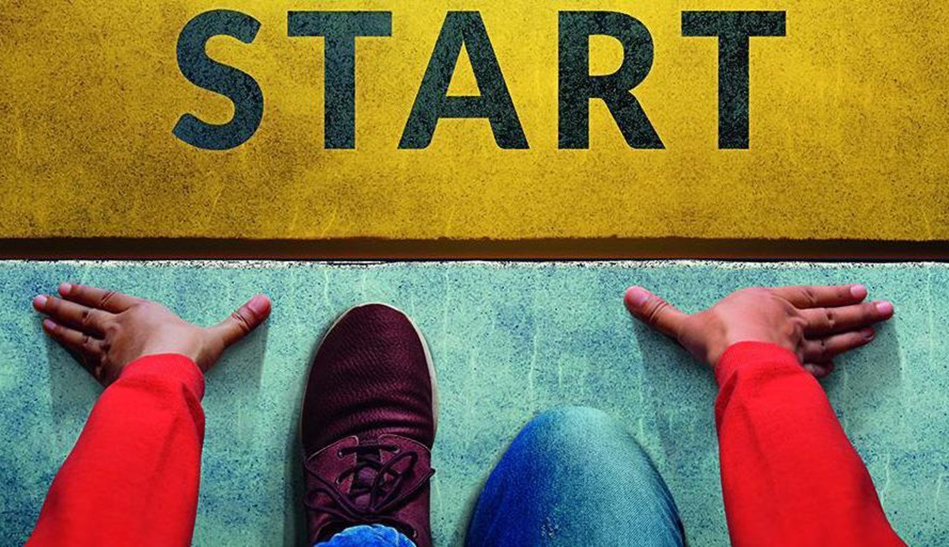 Eine Person steht am Start, bereit zu beginnen, mit beiden Händen auf dem Boden und einem Fuß vor sich. Das Wort START ist groß auf einem gelben Hintergrund zu sehen.
